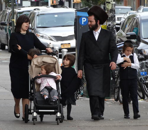 Hasidic_Family_in_Street_-_Borough_Park_-_Hasidic_District_-_Brooklyn