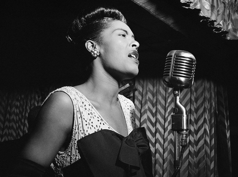 1148px-Billie_Holiday,_Downbeat,_New_York,_N.Y.,_ca._Feb._1947_(William_P._Gottlieb_04251)