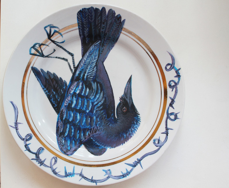 Plate_with_a_painting_of_a_falling_crow_-_20110831