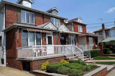 houses-queens-new-york-city-real-estate-brick-house-brick-home-home-lawn-grass-860×573