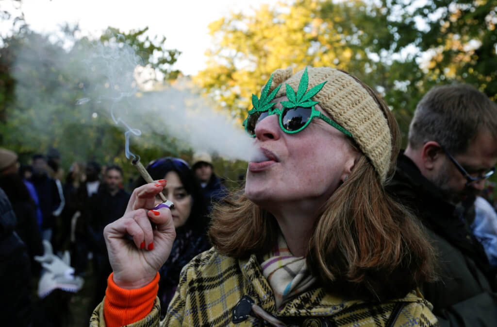 2018-10-18T000000Z_1187191485_RC1C0A4A3990_RTRMADP_3_CANADA-MARIJUANA-1024×673-1