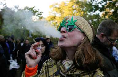 2018-10-18T000000Z_1187191485_RC1C0A4A3990_RTRMADP_3_CANADA-MARIJUANA-1024×673-1