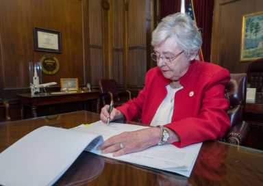 2019-05-15T230533Z_1916261659_RC18AE2D7B20_RTRMADP_3_USA-ABORTION-ALABAMA-1200×853-1