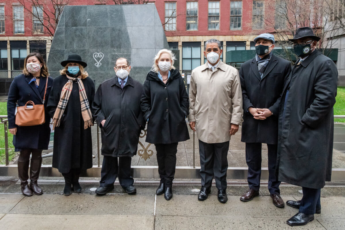 amNY_PresserGillibrand_040121_Holtermann-15-1200×801-1