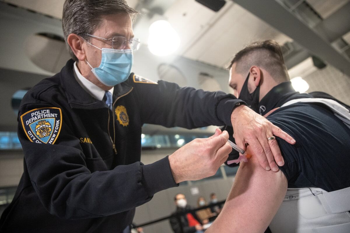 2021-01-11T224405Z_1571058658_RC2Y5L9KZIIU_RTRMADP_3_HEALTH-CORONAVIRUS-USA-1200×800-1
