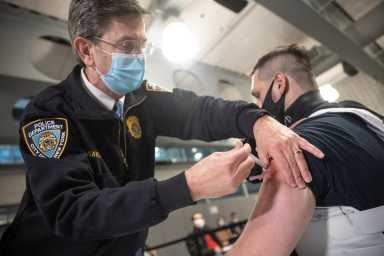 2021-01-11T224405Z_1571058658_RC2Y5L9KZIIU_RTRMADP_3_HEALTH-CORONAVIRUS-USA-1200×800-1