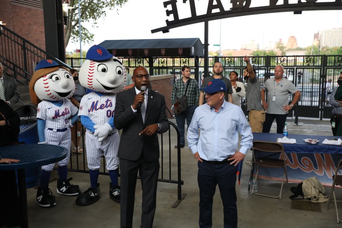 Queens-Borough-President-Donovan-Richards-speaking-to-small-business-owners-and-employees-at-Citi-Field-Courtsey-The-New-York-Mets-1200×800-1