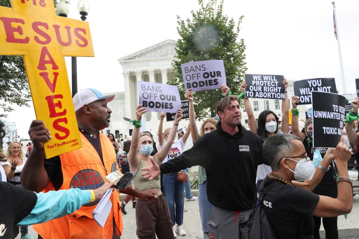 2021-10-31T101341Z_2_LYNXMPEH9U03X_RTROPTP_4_USA-COURT-ABORTION-TEXAS-1200×800-1