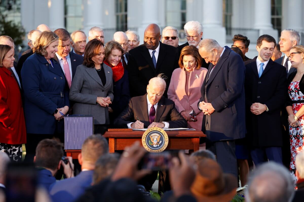 2021-11-15T213123Z_1_LYNXMPEHAE103_RTROPTP_4_USA-BIDEN-INFRASTRUCTURE-1200×800-1