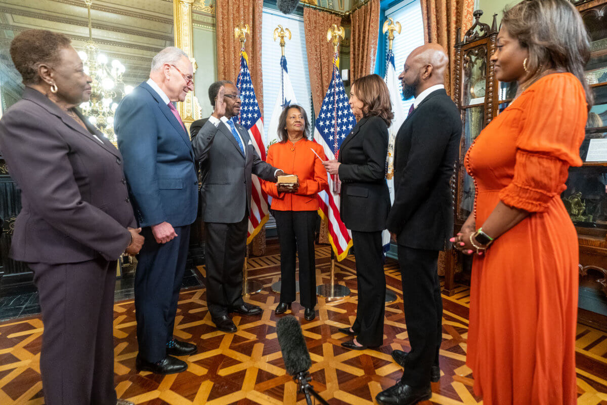 harris-swears-in-perry-2022-05-12-nk-cl01-1200×800-1