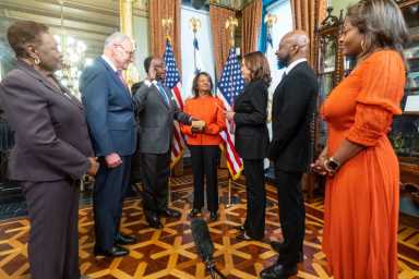 harris-swears-in-perry-2022-05-12-nk-cl01-1200×800-1