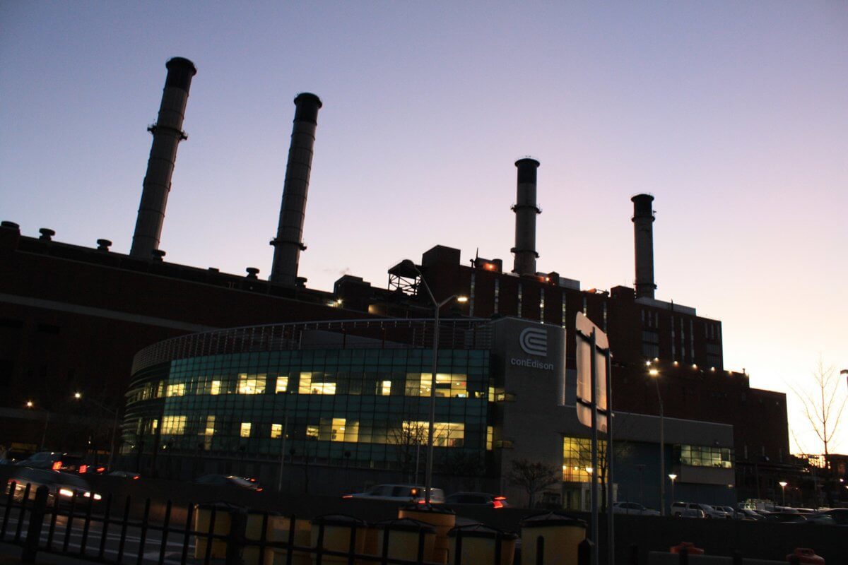Con_Edison_Plant_at_night_2019_February-1200×800-1